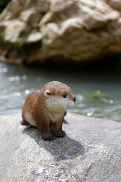 Otter Leaning Forward Polyresin Statue HI-LINE GIFT LTD.